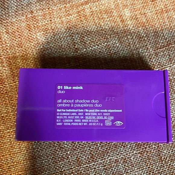 FREE Clinique 01 like mink Eyeshadow Duo with purchase - Picture 2 of 4